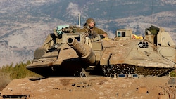 In israelischer Panzer im Libanon – der Umbruch in Syrien bedeutet auch eine neue Lage für Israel. (Bild: APA/AFP/Jalaa MAREY)