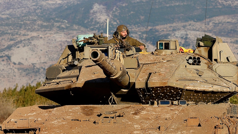 Ein israelischer Kampfpanzer an der Grenze zum Libanon (Bild: APA/AFP/Jalaa MAREY)