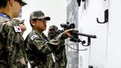 Südkoreanische Soldaten bei einer Rüstungsmesse in Gyeryong (Bild: APA/AFP/ANTHONY WALLACE)