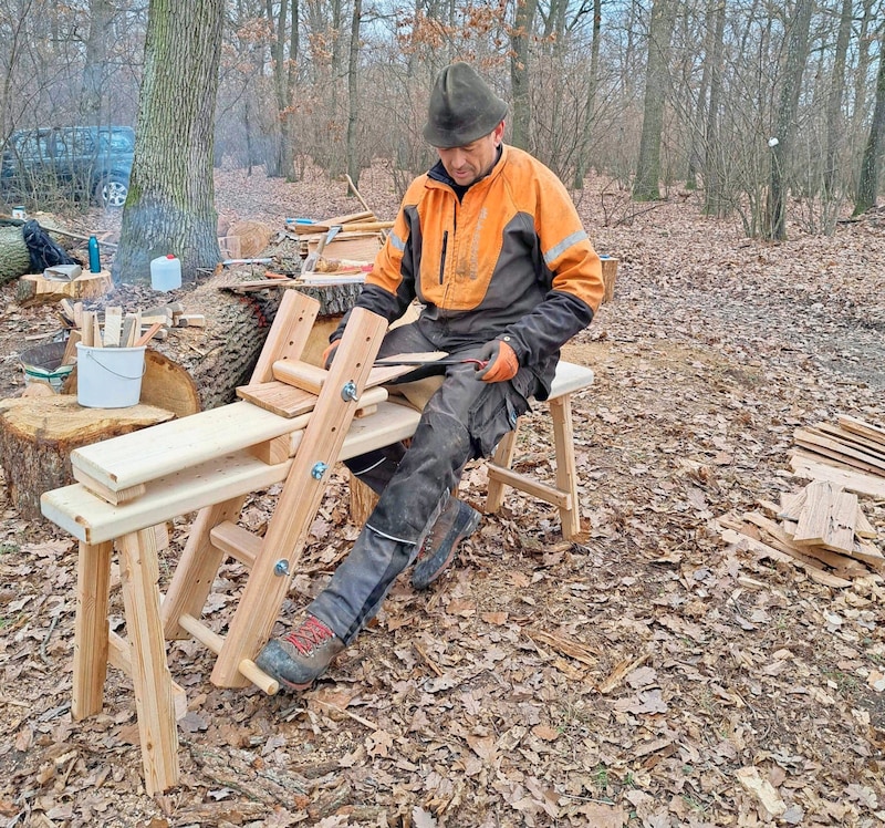 Holzschindl-Werkstatt in der freien Natur. (Bild: zVg)