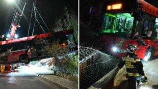 Mit einem Spezialkran wurde der verunfallte Bus geborgen. (Bild: Berufsfeuerwehr Innsbruck)