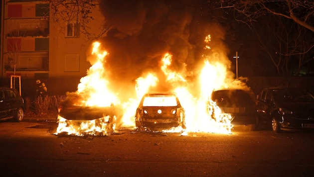 A total of five cars are believed to have been set on fire by a family clan in Floridsdorf. (Bild: Heinz Stephan Tesarek)