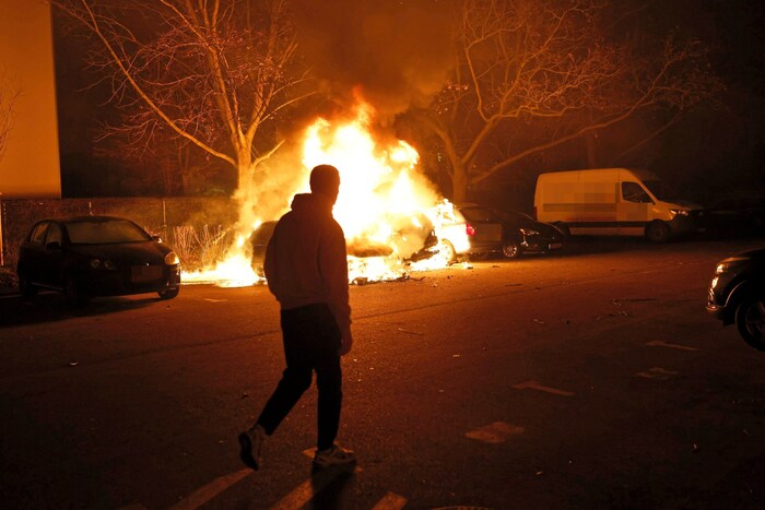 Die Fahrzeuge brannten bis auf die Karosserie nieder.