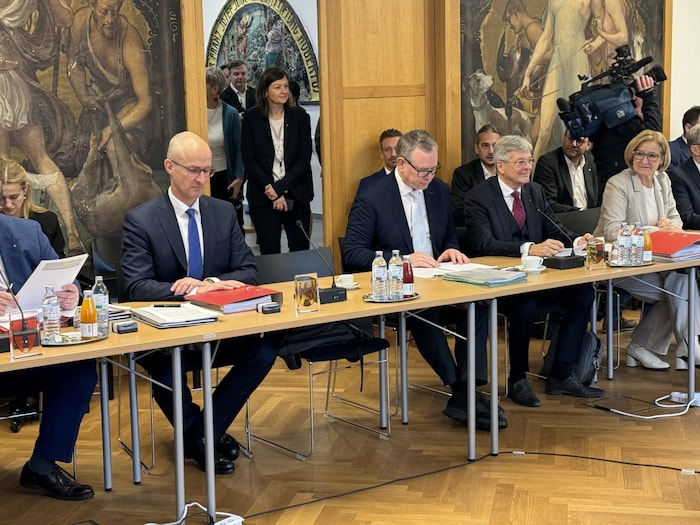 Hans-Peter Doskozil from Burgenland was also excused. His seat in the large hall of the ...