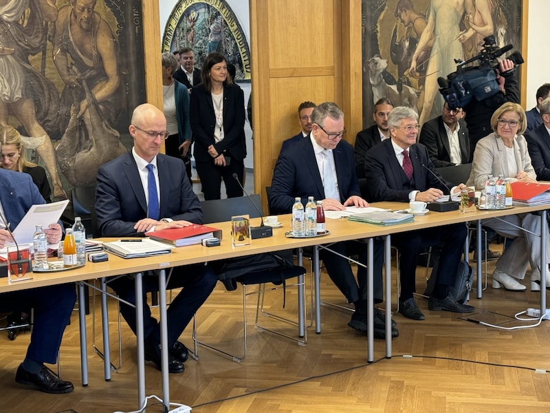 Ebenfalls entschuldigt war der Burgenländer Hans-Peter Doskozil. Auch sein Platz im großen Saal des Waldcampus in Traunkirchen blieb leer.  (Bild: Loy Robert)