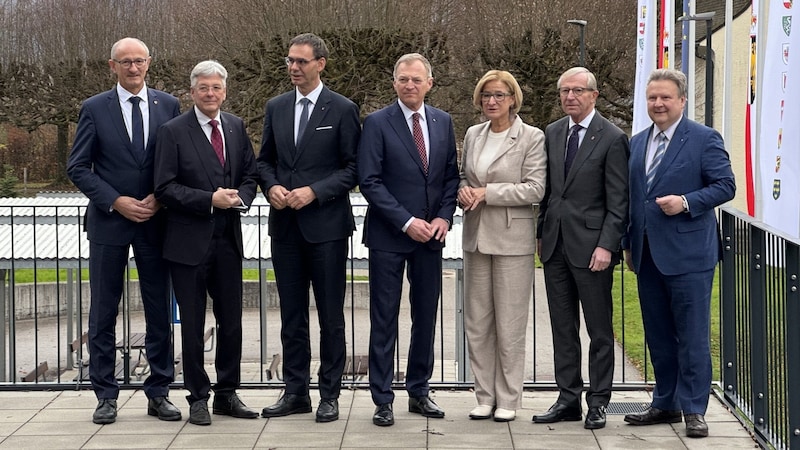 Das Treffen der Landeshauptleute in Traunkirchen: Anton Mattle (Tirol), Peter Kaiser (Kärnten), Markus Wallner (Vorarlberg), Gastgeber Thomas Stelzer (Oberösterreich), Johanna Mikl-Leitner (Niederösterreich), Wilfried Haslauer (Salzburg) und Michael Ludwig (Wien). (Bild: Loy Robert)