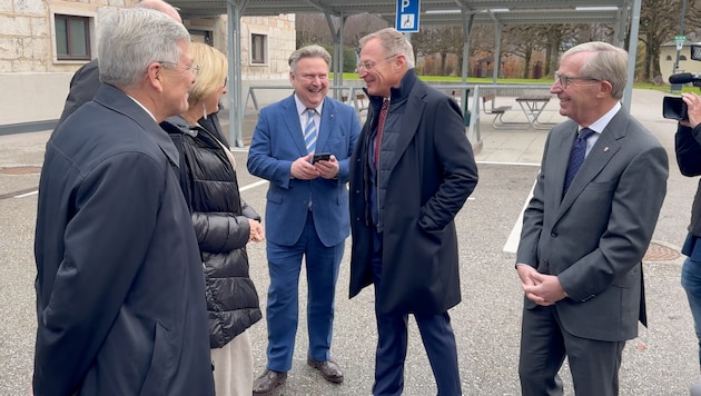 Before the start of the serious discussion, in which orders were formulated for the negotiators of the Zuckerl coalition, there was loud laughter: at the center was the Mayor of Vienna, Michael Ludwig, who showed a funny video. Peter Kaiser, Johanna Mikl-Leitner, Thomas Stelzer and Wilfried Haslauer enjoyed themselves. (Bild: Loy Robert)