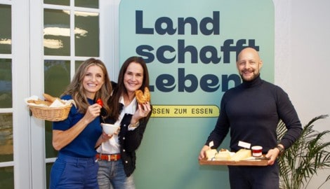 Die Vereinsgründer Maria Fanninger (li.) und Hannes Royer (re.) mit Maggie Entenfellner, die im Weisenrat des Vereins sitzt.   (Bild: Land schafft Leben)