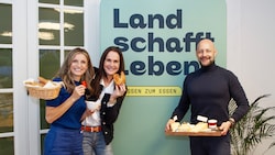 Die Vereinsgründer Maria Fanninger (li.) und Hannes Royer (re.) mit Maggie Entenfellner, die im ...