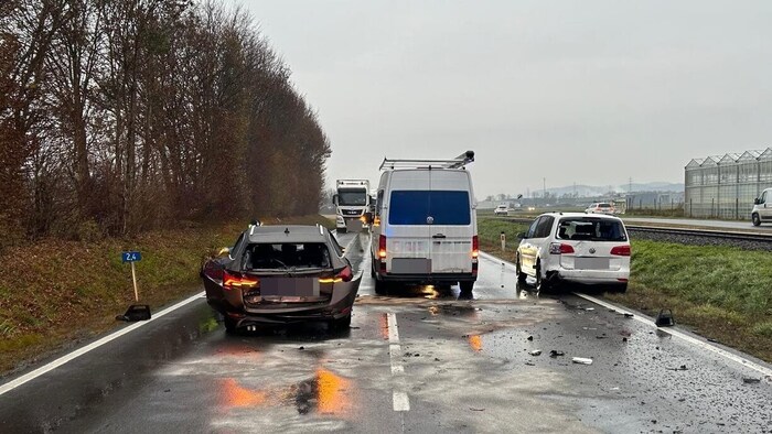 Die Unfallstelle auf der B 64.