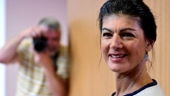 Sarah Wagenknecht darf sich bald über zwei Regierungsbeteiligungen in Ostdeutschland freuen. (Bild: APA/AFP/John MACDOUGALL)