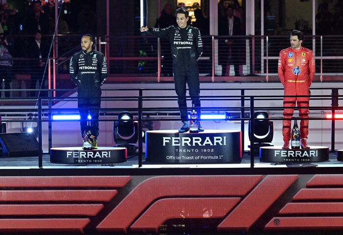 Lewis Hamilton (links) mit George Russell und Carlos Sainz am Siegespodest in Las Vegas