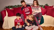 In kuscheligen Weihnachtspyjamas wird der Advent besonders schön.