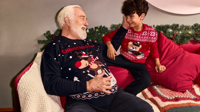 Die lustigen Weihnachtspullis machen nicht nur bei der Bescherung Spaß.