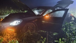 Der Sportwagen landete in einem Feld.