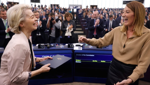 The old and new Commission President Ursula von der Leyen with the President of the European Parliament, Roberta Metsola. (Bild: AP/Jean-Francois Badias)