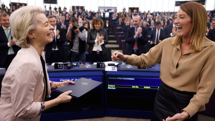 Die alte und neue Kommissionspräsidentin Ursula von der Leyen mit der Präsidentin des ...