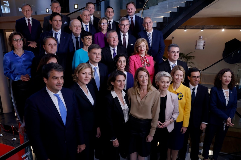 The new EU Commission together with former Austrian Finance Minister Magnus Brunner. (Bild: APA/AP/Jean-Francois Badias)