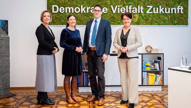 Provincial Ombudswoman Doris Winkler-Hofer (left) with her deputy Sophia Wildauer (2nd from left), Disability Ombudsman Kristof Widhalm and President of the Provincial Parliament Sonja Ledl-Rossmann (right). (Bild: Christof Birbaumer)