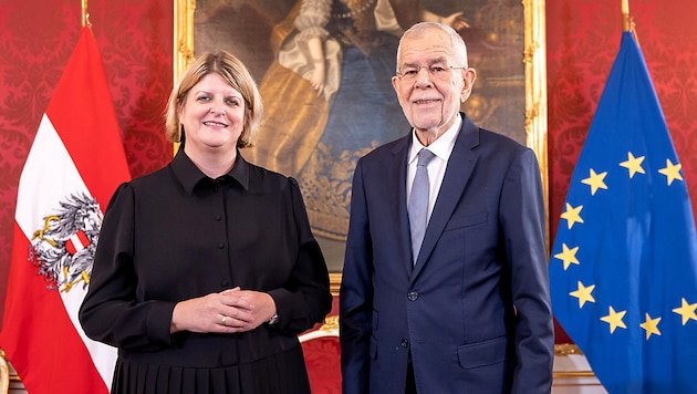 Elisabeth Schwetz at her swearing-in ceremony by Federal President Alexander Van der Bellen (Bild: APA/BUNDESHEER/DANIEL TRIPPOLT)