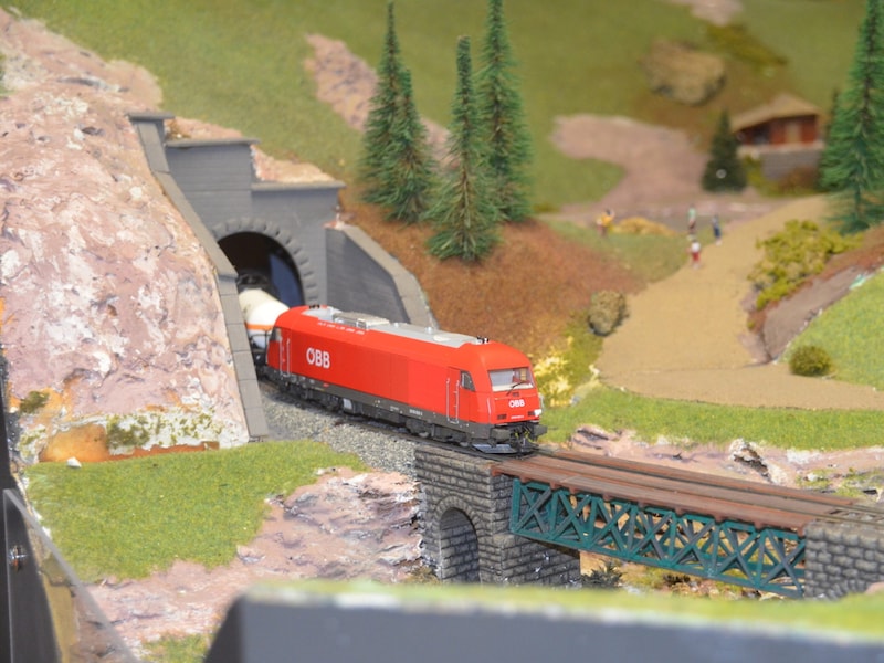 The Linz Model Railroad Interest Group is celebrating its 25th anniversary with an exhibition at the Volkshaus Froschberg. More than ten layouts from Z to 0 gauge will be on display.Date: November 30 to December 1, daily from 9:30 a.m. to 5 p.m. Infolink: www.migl.info (Bild: MIGL)