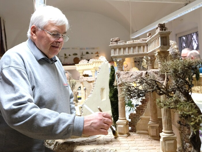 Im Stift St. Florian bei Linz finden von Jänner bis November Krippenbaukurse statt. Rund 50 ...