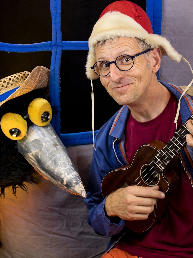 Schneck &amp; Co tell a Christmas story for everyone aged 3 and over in the Vöcklabruck town hall. Many songs are sung and unusual instruments - from the singing saw to angklungs - are also used.Date: Saturday, November 30, at 3 p.m. Infolink: www.kuf.at/kultur (Bild: Jules Stipsits)