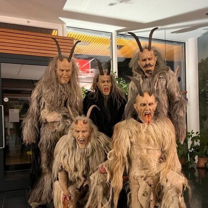 Der zweite Heimlauf der Stoabocha Teifisloch Perchten findet am Dorfplatz in Steinbach am ...