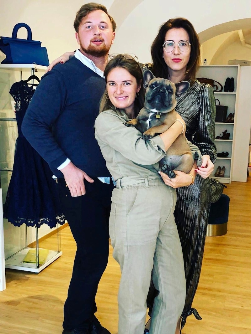 das junge Team des Designerkabinetts inklusive Hund (Bild: Designerkabinett)