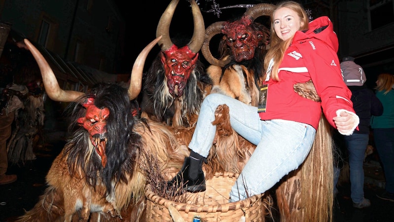 Zottelige Krampusse besuchen gern den Christkindlmarkt am Neuen Platz. (Bild: Pessentheiner/F. Pessentheiner, pessentheiner)