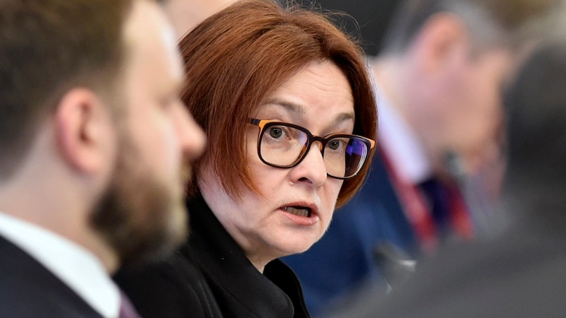 Sorgenfalten bei Zentralbankchefin Nabiullina – der Rubel verliert immer mehr an Wert. (Bild: APA/AFP/Olga MALTSEVA)