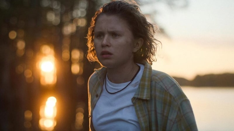 Ellie (Eliza Scanlan) sucht nach ihrer verschwundenen kleinen Stiefschwester.  (Bild: Warner Bros.)