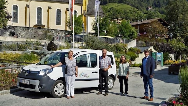 Seit 2005 fährt das Virger Mobil. Gerti Kratzer (li.) und Manfred Leitner (2. v. li.) waren von Anfang an dabei. Angelika Berger koordiniert die Fahrten in der Gemeinde von BM Dietmar Ruggenthaler (re.). (Bild: Gemeinde Virgen)