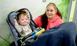 Der kleine Alessandro – hier mit seiner überglücklichen Mama – ist wohlauf.