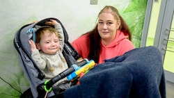 Der kleine Alessandro – hier mit seiner überglücklichen Mama – ist wohlauf.