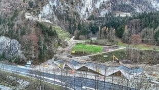 Aus der Festung wird Fort: Am Kniepass entstehen bis kommenden Sommer Rutsche von der Burg ins Tal und das Besucherzentrum. (Bild: Jönsson Kerstin)