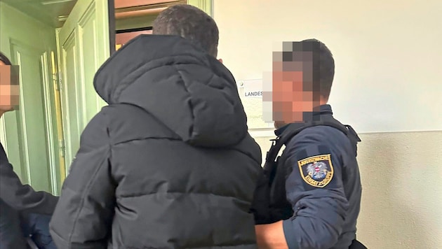 The 40-year-old father stood trial in St. Pölten on Wednesday for blackmail and making dangerous threats. The victim was supposed to hand over 360,000 euros to the "bill collector". (Bild: Petra Weichhart, Krone KREATIV)