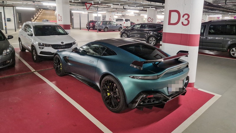 The man from Linz had borrowed this Aston Martin from a car rental company in Graz, but was in arrears with the installments. It was the same with his expensive rented apartments. (Bild: Krone KREATIV)