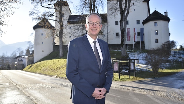 Sampl in front of Goldegg Castle: he wants to be a strong voice for the municipalities. (Bild: Holitzky Roland)