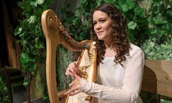 Engel Elisabeth Eder mit ihrer Harfe