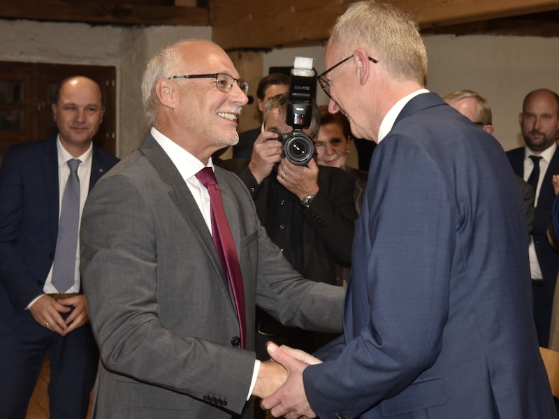 Handover of office: Manfred Sampl (right) takes over from Günther Mitterer (Bild: Roland Holitzky)