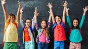 Kinder freuen sich über den Start der Semesterferien.