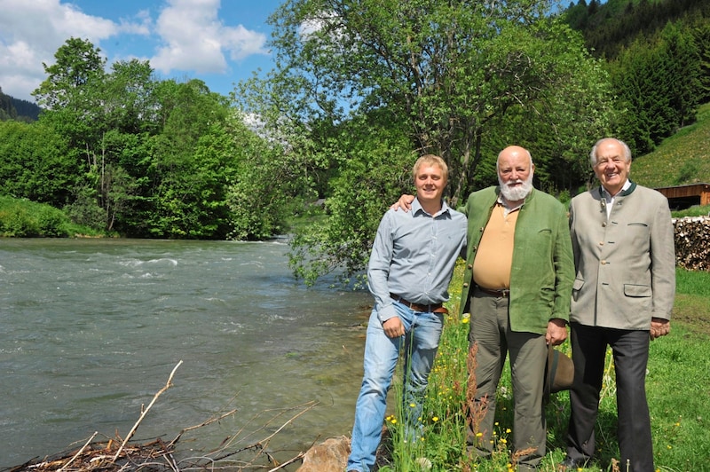 Josef Holzer, Sepp Forcher und Eberhard Stüber (v. li.) an der Mur im Lungau. Sie setzten sich erfolgreich gegen einen Kraftwerks-Bau ein. (Bild: Weber Wolfgang/WOLFGANG WEBER)