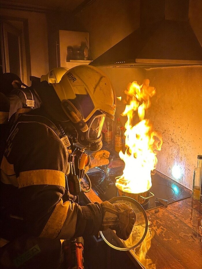 Flammen schlugen aus der Pfanne, in der Wachs geschmolzen worden war.