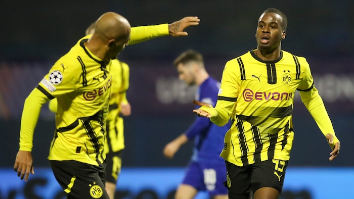 Jamie Gittens (r.) spielt bislang eine bärenstarke Saison.