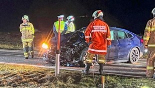 Bei den verunfallten Fahrzeugen handelte es sich um einen Wagen mit Tiroler und einen Wagen mit ...
