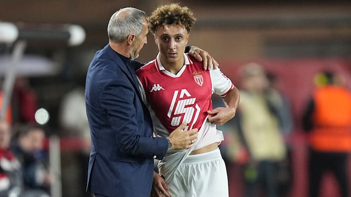 Adi Hütter mit Torschütze Eliesse Ben Seghir