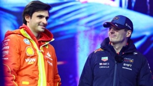 Carlos Sainz (li.) und Max Verstappen (Bild: APA/Getty Images via AFP/GETTY IMAGES/Mark Thompson)