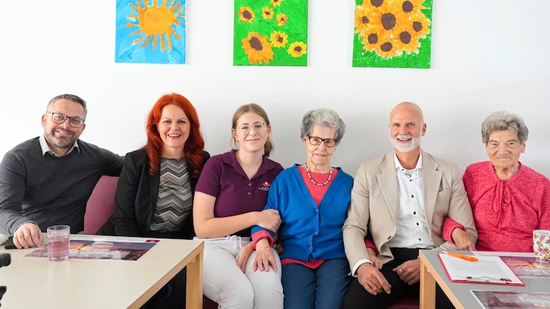 LR Cornelia Hagele (2. v. li.) machte sich ein Bild von der Anbindung an ELGA im Pflegeheim in Mieming. (Bild: Land Tirol/Krepper)