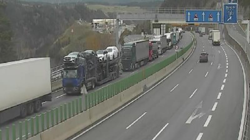 In the morning, there was still a tailback of trucks on the A13 near Patsch. (Bild: Asfinag, Krone KREATIV)